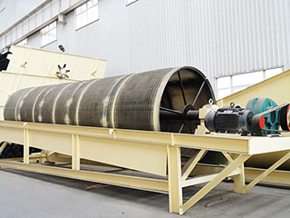 其包括底座、激振裝置、機架及設于 機架上的復數個篩分滾筒、料斗、驅動裝置、復數個輸送裝置